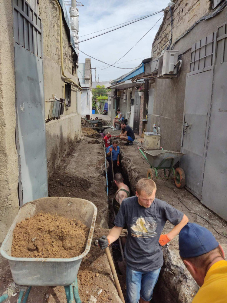 Two weeks without water: 10 men and 5 women digging the "trenches."