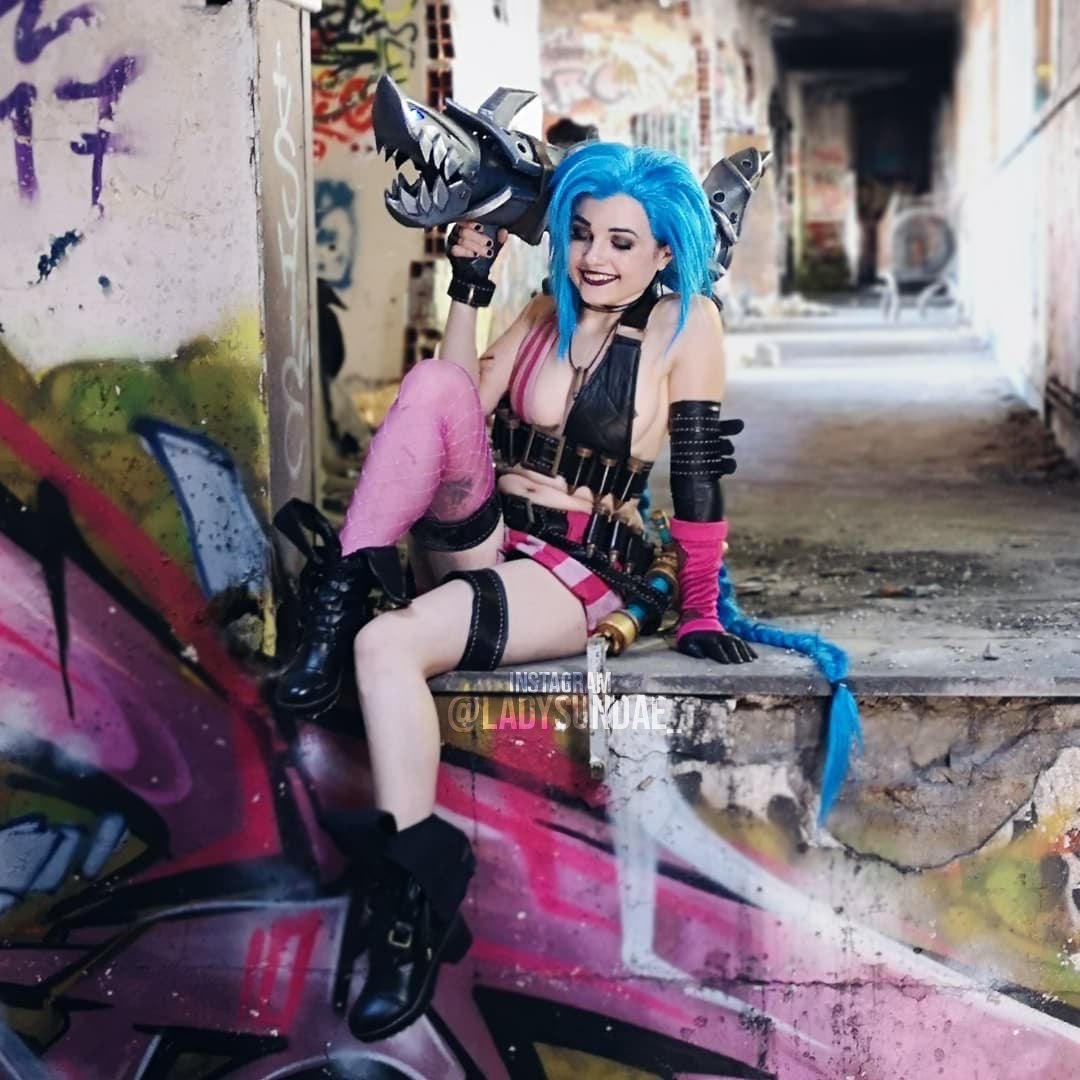 I 100% handmade that Jinx cosplay ! Fishbones even lights up and open mouth !! &hearts;