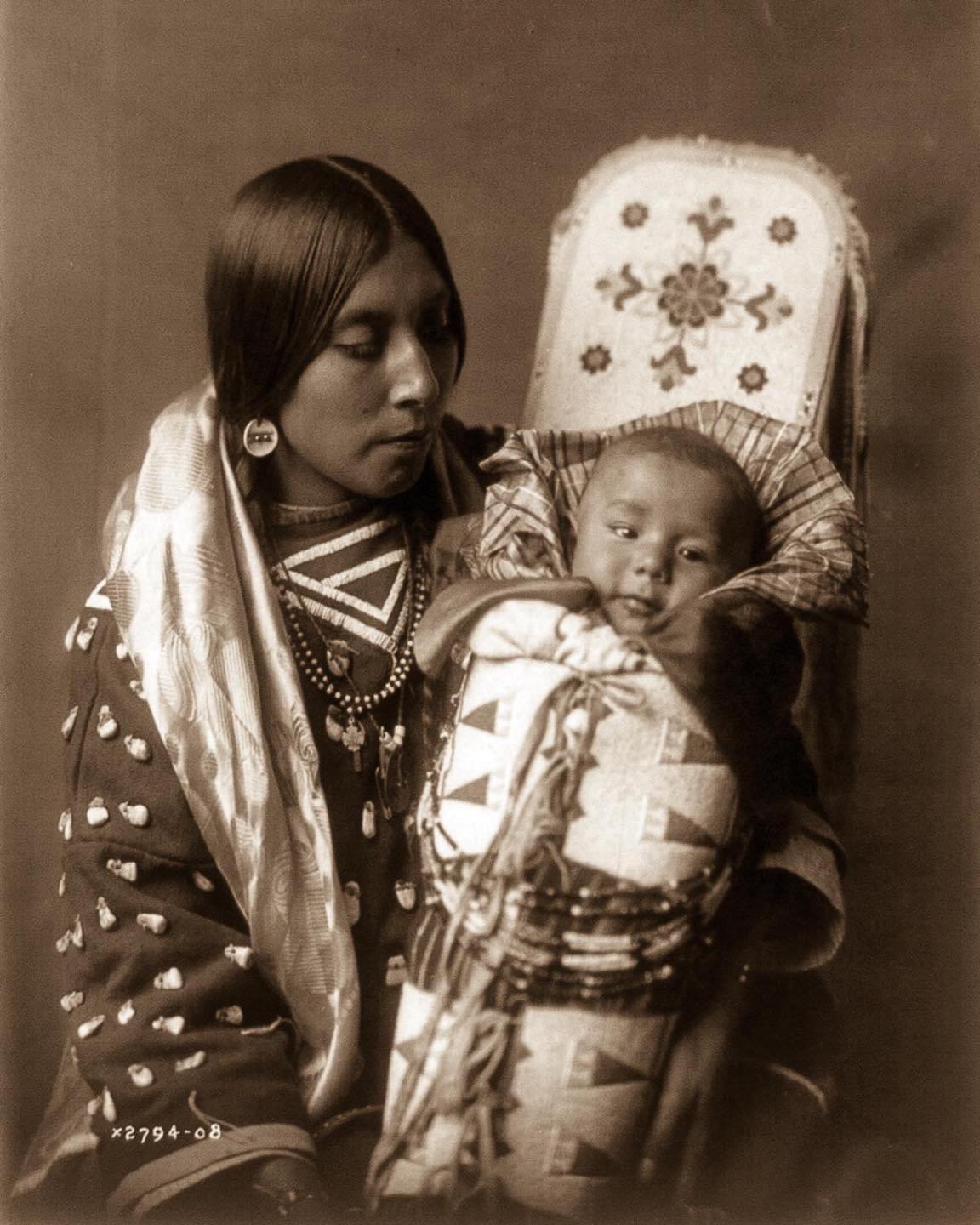 A native American mother and her child, 1900s