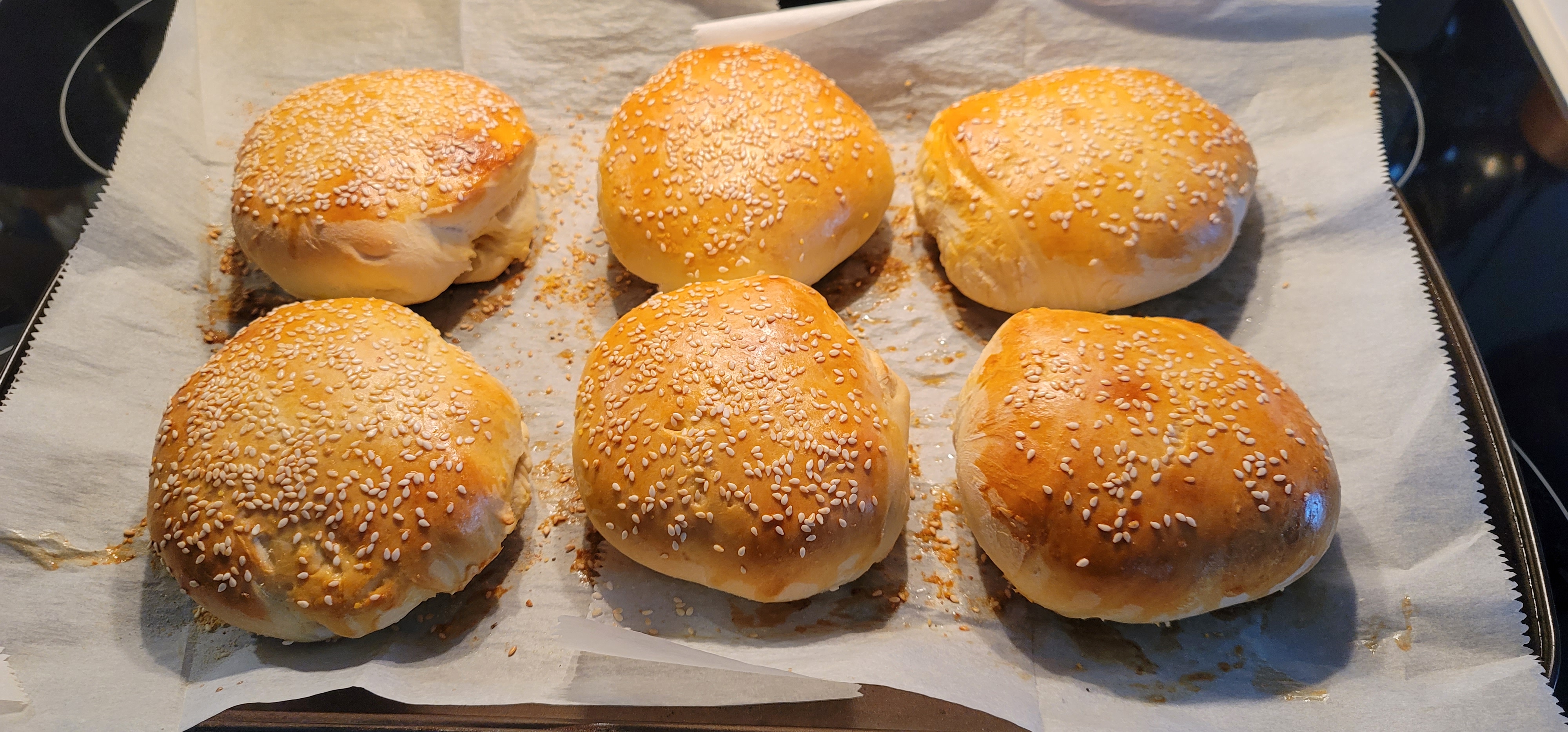 I made hamburger buns today.&nbsp; First time.&nbsp; I am pleased!