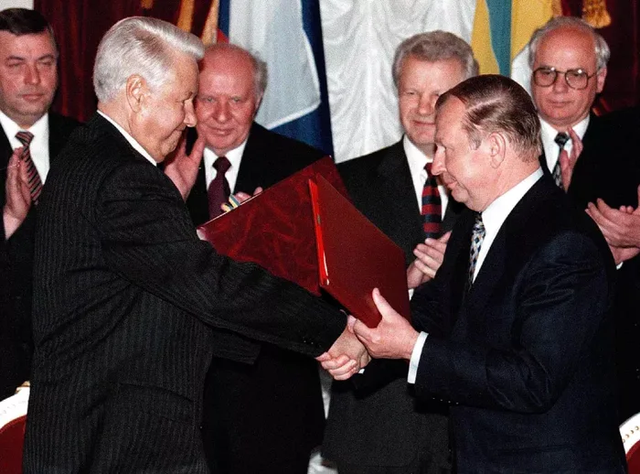 Ukraine handed over nuclear weapons to Russia&nbsp; on 1994 in exchange for the guarantee of not getting threatened or invaded. But now Russia invades Ukraine. Don't trust Putin bullshit.